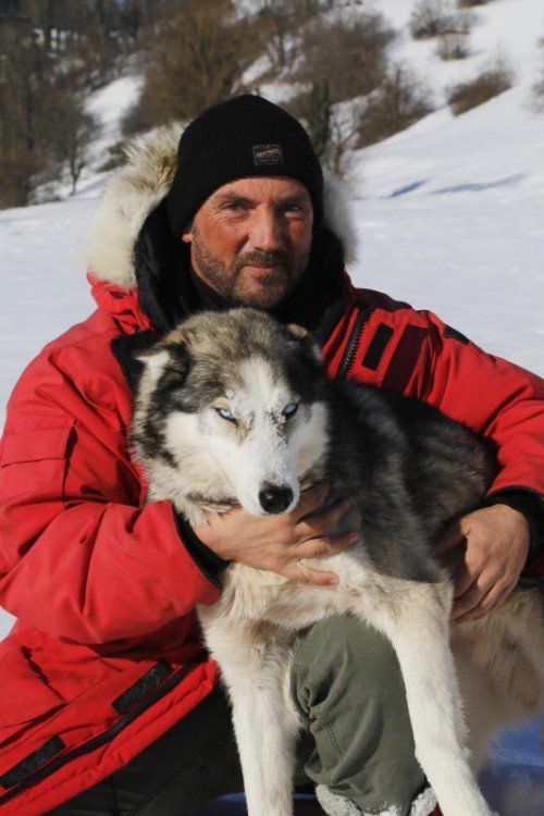 Husky Toni mit einem seiner 17 Huskys. Er will mit seinen Hunden krebskranken Kindern Freude schenken. VN/Paulitsch