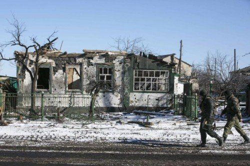 Im zerstörten Debalzewo patrouillieren nur noch prorussische Separatisten. Das ukrainische Militär hat sich zurückgezogen. FOTO: REUTERS
