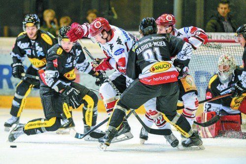 James Arniel, Martin Grabher Meier und Nathan Lawson müssen Christoph Hörtnagl und Daniel Frischmann in Schach halten. Foto: CDM-gepa Pictures
