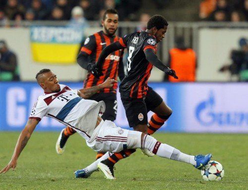 Jerome Boateng (vorne) klärt mit letztem Einsatz gegen Donezk-Offensivspieler Fred. Foto: epa