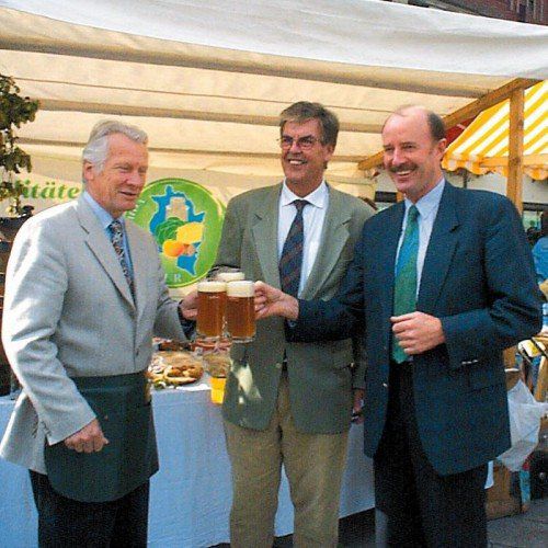 Karl Wiesenegger 1999 mit Bgm. Rudi Sohm (l.) und LWK-Präsident Gebhard Halder (r.) beim Auftakt zum „Dornbirner Herbst“. VN/Archiv