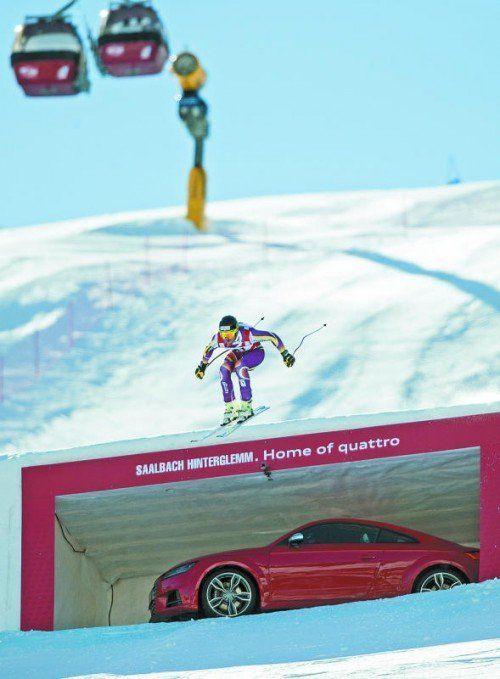 Kjetil Jansrud beim Zielsprung, in den ein Auto des Weltcupsponsors Audi eingebaut wurde. Foto: apa