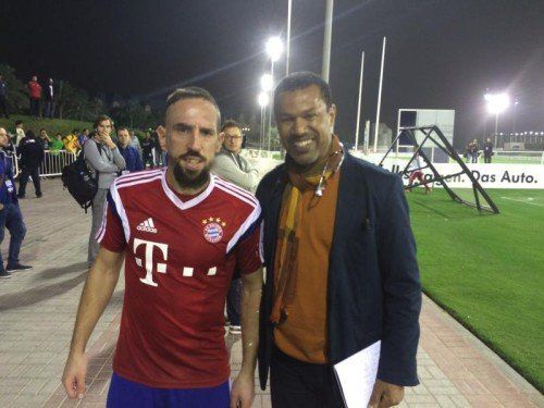 Lassaad Chabbi (rechts) während des Bayern-Trainingslagers in Katar mit dem Münchner Starspieler Franck Ribéry. Foto: Privat