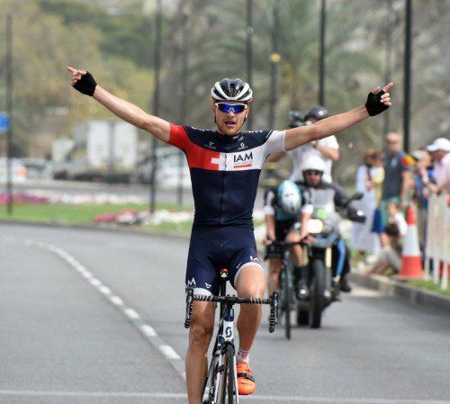 Matthias Brändle überquerte die Ziellinie in Matrah Corniche in Oman solo und jubelte über den Sieg. Foto: Bettini
