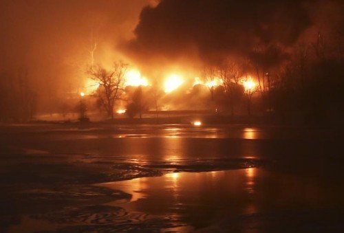 Mehrere Waggons des entgleisten Zugs sind explodiert.  Foto: Reuters