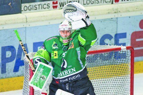 Muss gegen Zell am See wieder fest zupacken: Bregenzerwald-Torhüter Oskar Östlund. Foto: stiplovsek