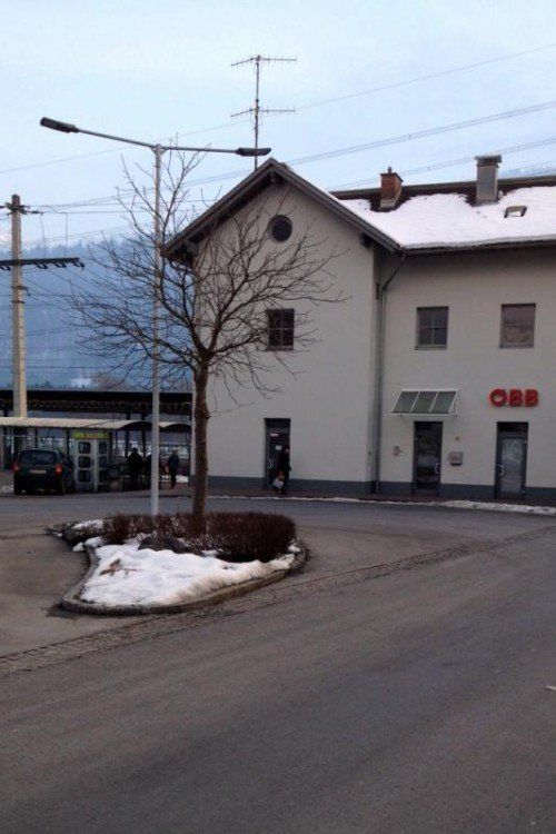 Neue Leuchtkörper erhellen den Bahnhofsvorplatz. Foto: se