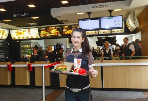 Neuer Bestellterminal in Hard MC Donalds Burger Daniela mit Tablett