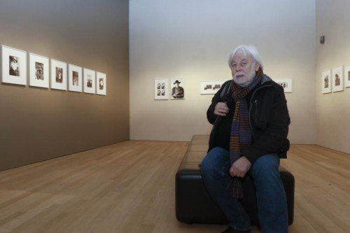Nikolaus Walter inmitten seiner Fotografien, die im vorarlberg museum bis 3. Mai zu bestaunen sind. foto: vn/paulitsch