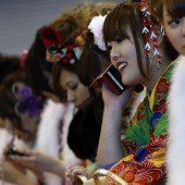 Japans Schülerinnen nutzen Handy exzessiv