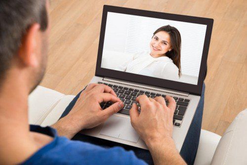 Datingsuche über Internetportale kann ins Geld gehen.  VN