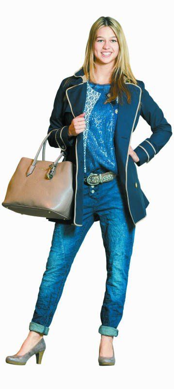 Outfit von Emi Schenk: Hose (75,95 Euro), Gürtel (39,99), Tasche (89,99), Trenchcoat (199,99) sowie Shirt (65,99), Unterjacke (139,99) und Schuhe (59,99).
Foto: VN/Steurer