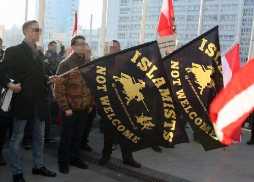Pegida-Demonstranten in Linz. Demo-Sprecher Hametner gibt sein Wissen auch für Bregenz am 22. März weiter. Foto: EPA