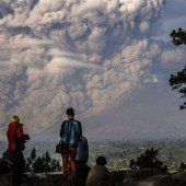 Sinabung spuckt Lava und Asche