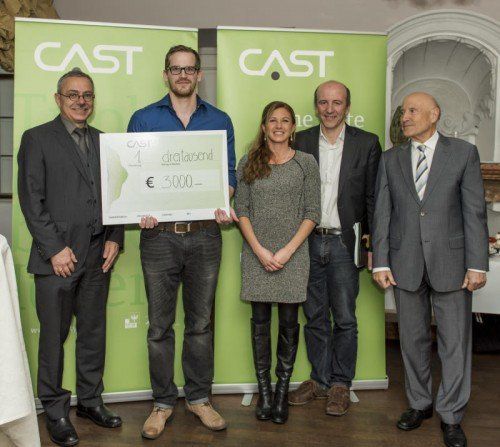 Peter Schwendinger (r.) darf sich über Titel und Scheck freuen. Auch Juror Werner Draschel gratulierte dem erfolgreichen Vorarlberger. Foto: CAST  