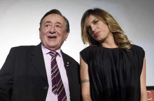 Richard Lugner posierte gestern in Wien mit seinem diesjährigen Stargast Elisabetta Canalis. Foto: Reuters