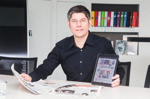 Simon Ender schätzt besonders die Digitalausgabe, die er am Tablet immer mit dabei hat.  Foto: VN/Steurer