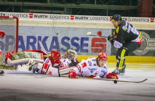 Torhüter Adam Munro und Nick Ross vermasseln Martin Grabher Meier eine gute Gelegenheit. Foto: Hartinger