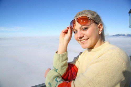Wetterfeature mit der 19jährigen Katharina aus Satteins geniesst auf dem Karren die Sonne über dem Nebelmeer;