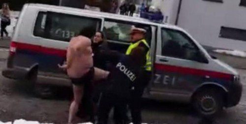 Wieder etwas mehr „angezogen“, benahm sich der Umzugsteilnehmer recht ungezogen gegenüber den einschreitenden Beamten.   Screenshot