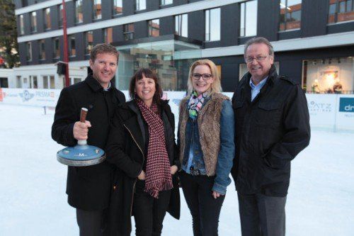 Amüsierten sich auf dem Eis: Joe Welte, Isabell Bickel, Marina Hartlieb und Kommerzialrat Hermann Metzler (v. l.). Fotos: A. Meusburger