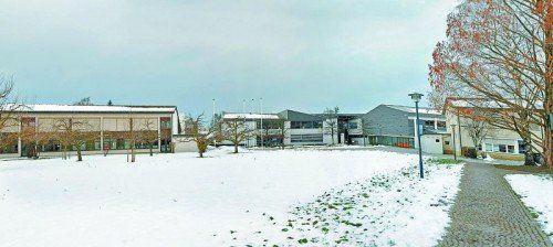 Anstelle der leer stehenden früheren Sonderschule (l.) soll die Mehrzweckhalle errichtet werden. Foto: AJK