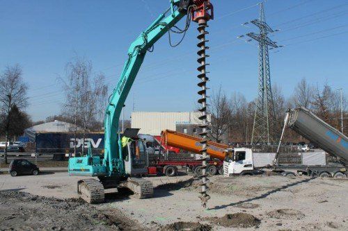 Auf ehemaligen Bautrans-Areal sind Baumaschinen am Werk.