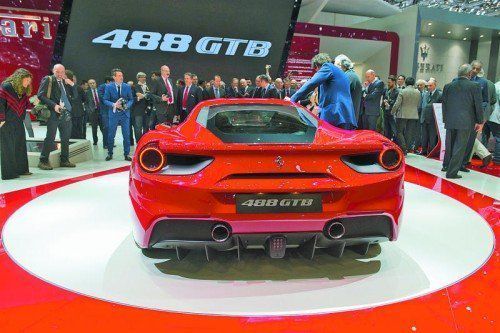 „Ausgesaugt“
Saugmotoren scheinen bei Ferrari aus der Mode zu geraten. Jetzt setzt auch Ferrari beim 458-Nachfolger einen V8-Biturbo ein. So feiert der Ferrari 488 GTB in Genf Weltpremiere mit einem doppelt aufgeladenen 3,9-Liter-Triebwerk, das bereits im California Dienst tut. Allerdings wurde der Motor kräftig überarbeitet. Das Ergebnis: 670 PS Leistung, 0 auf 100 in drei Sekunden, Spitze bei 335 km/h.