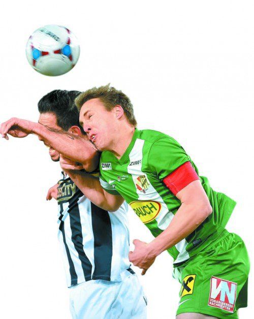 Austria-Kapitän Christoph Stückler (rechts) im Luftduell mit LASK-Doppeltorschütze Radovan Vujanovic.
Fotos: gepa/2