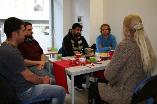 Beratung bei Vindex: Azad, Florian Keller, Ibrahim, Jodok Schwarzmann, Eva Fahlbusch.   FOTO: HRJ  