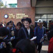 Touristen stürmen den Flughafen in Nepal