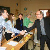 Prominenter Besucher: Bischof Benno bei der Stimmabgabe