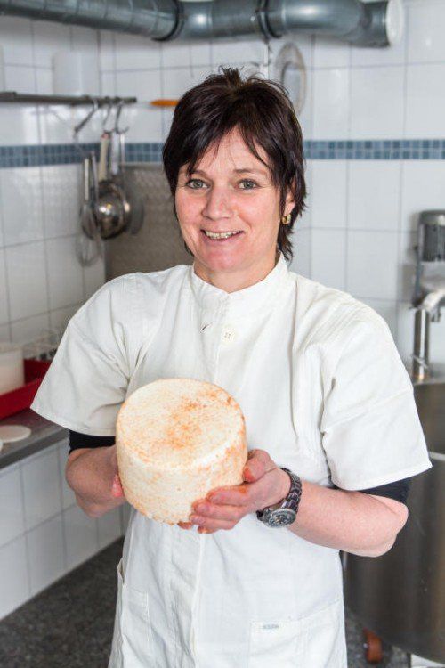 Christine Fitsch ist Bergbäuerin. Ihre Hauptarbeit ist das Sennen. Jeden zweiten Tag stellt sie zehn Laibe Sura Kees her. Foto: VN/Philipp Steurer