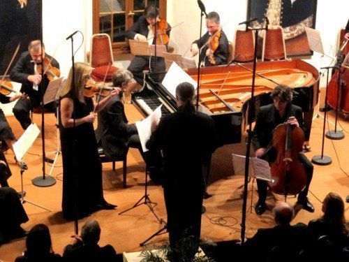 Das Arpeggione-Orchester mit Musikern des „Swiss Piano Trio“ im Rittersaal. Foto: JU