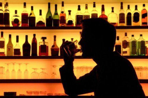 Das Glas flog aus der Hand des Beschuldigten in das Gesicht des DJ's. Symbolfoto: dpa