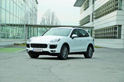 Der aufgefrischte Porsche Cayenne strahlt kolossale Eleganz aus, die 21-Zoll-Räder unterstreichen den prallen Auftritt. Fotos: VN/Gasser
