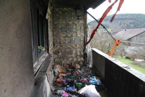 Der Brand breitete sich in Windeseile vom Balkon in die Wohnung aus, es entstand erheblicher Sachschaden. Foto: VOL.AT/Rauch