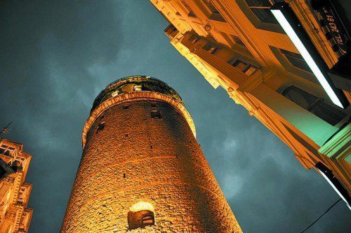 Der Galata Kulesi ist auch bei Nacht sehenswert.