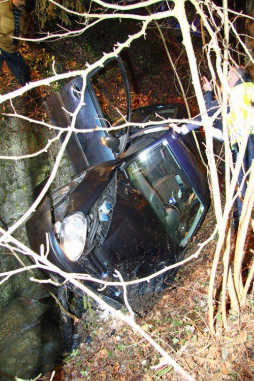 Der Pkw der Hohenweilerin blieb seitlich im Seilerbach liegen, er musste vom ÖAMTC mittels Kranwagen geborgen werden. Foto: VOL.AT/Pletsch