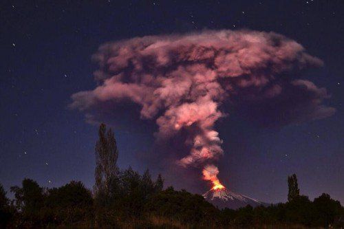 Der Vulkan Villarrica brach am Dienstag etwa 750 Kilometer südlich von Santiago de Chile aus. Foto: EPA