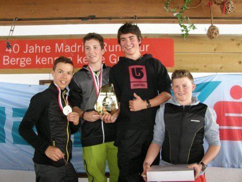 Die Burschen der PTS Montafon (Ladner, Carbonare, Mayer, Mattle) sicherten sich den Sieg im Skicross-Teambewerb (Oberstufe). Foto: siha
