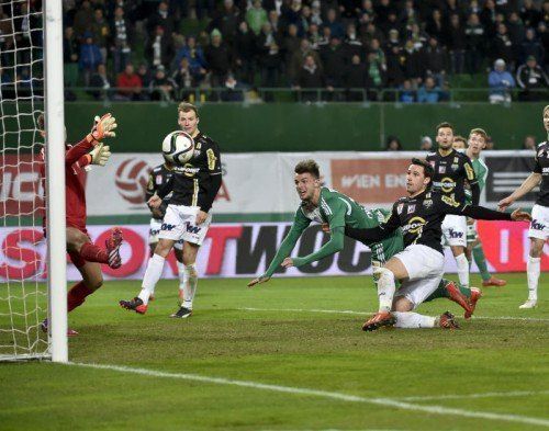 Die Entscheidung im Happel-Stadion: Rapids Philipp Prosenik konnte in der Nachspielzeit den überragenden Andreas Lukse bezwingen. Foto: gepa