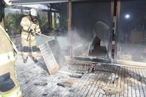 Die Feuerwehr Frastanz war mit vier Fahrzeugen und 38 Mann im Einsatz. Am Haus entstand erheblicher Sachschaden. Foto: D. Mathis