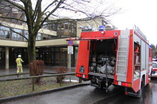Die Feuerwehr war über eine Stunde lang mit dem Entlüften des Schulgebäudes beschäftigt. Foto: VOL.AT/Schwendinger