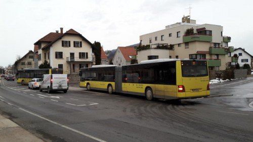 Die neue Bushaltestelle beim Rathaus liefert Anlass zur Diskussion.  