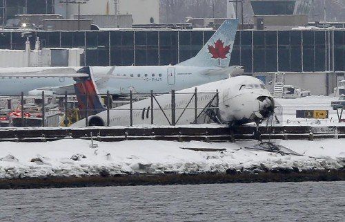 Die Passagiere verließen das Flugzeug über Notrutschen, verletzt wurde niemand. Foto: Reuters