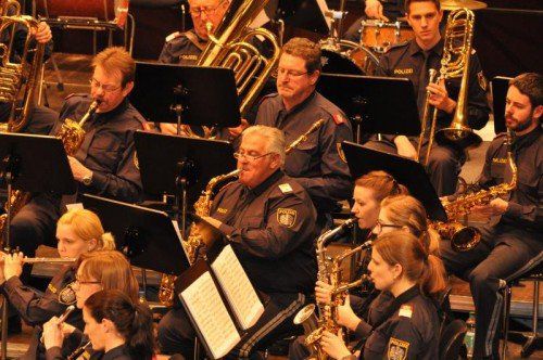 Die Polizeimusik Vorarlberg unterhielt ihr Publikum unter der Leitung von Robert Vonach mit Operetten, Jazz und Blasmusik. Foto: Fitz