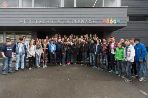 Aurite und Rizas Klassenkameraden der Mittelschule Lauterach sind wegen der Abschiebung „wütend, traurig und verletzt“. FOTO: VN/STIPLOVSEK