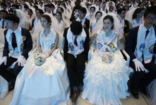Die Sekte hält immer wieder Massenhochzeiten ab.  Foto: Reuters