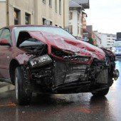 Polizeiauto kracht in Pkw